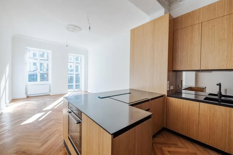 Zuhause in zwei Berliner Welten: Gründerzeit-Apartment mit Charme und Süd-Balkon — photo 1